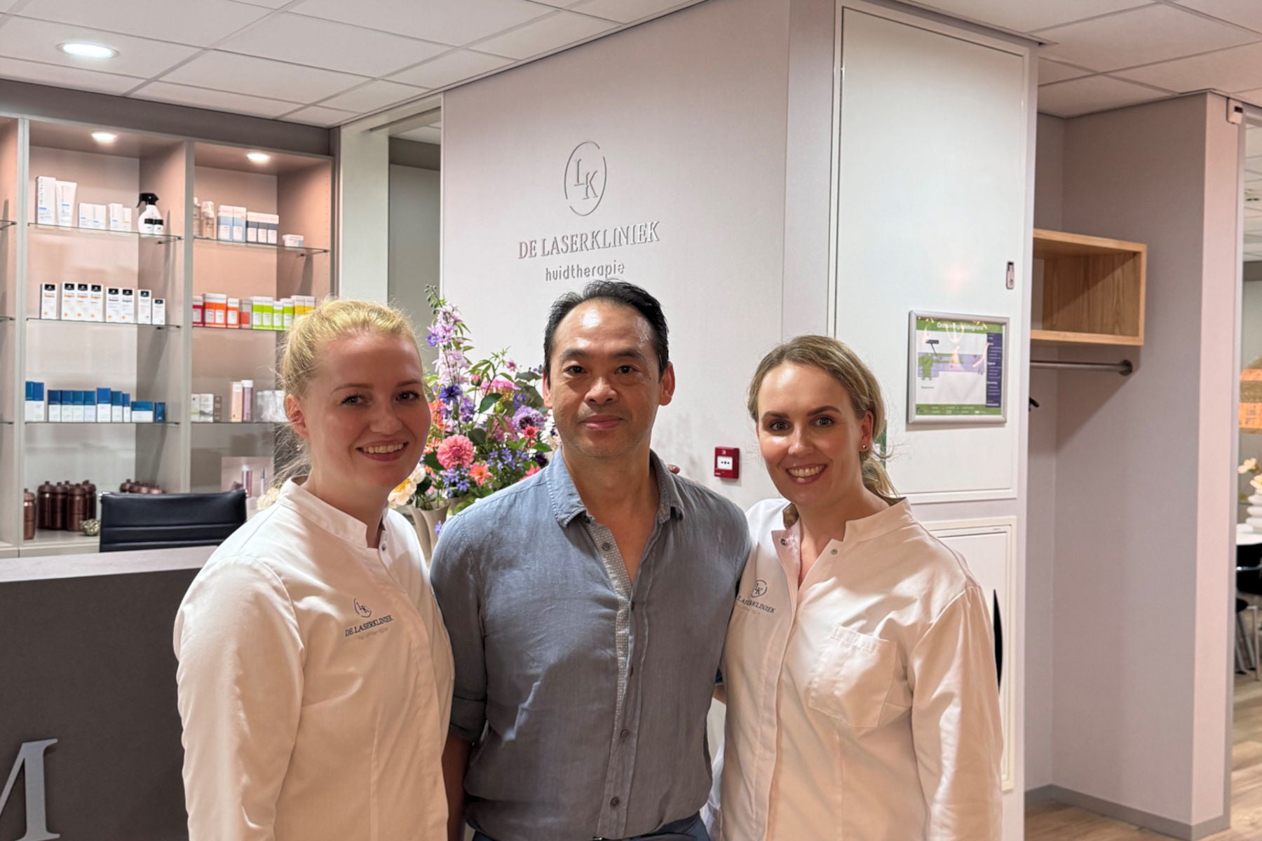 Huidtherapeut Nienke, dermatoloog Francis Wu en huidtherapeut Manon